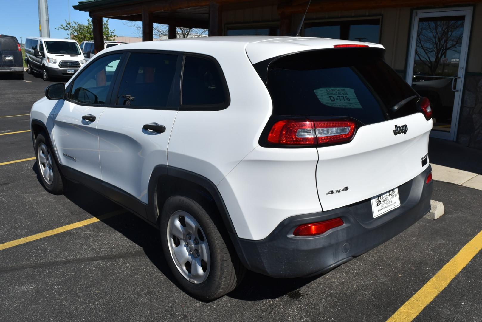 2016 White /Black Jeep Cherokee Sport (1C4PJMAB3GW) with an 2.4L 4 Cyl Multi-Air engine, 9-Speed Automatic transmission, located at 1600 E Hwy 44, Rapid City, SD, 57703, (605) 716-7878, 44.070232, -103.171410 - Photo#5